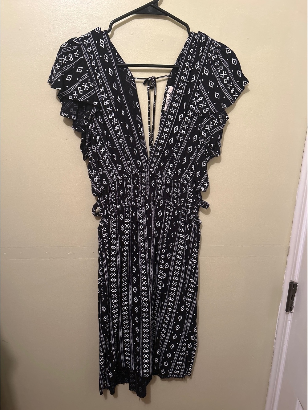 Blush Black and White Patterned V-Neck Dress with Ruffle Sleeves Size Large